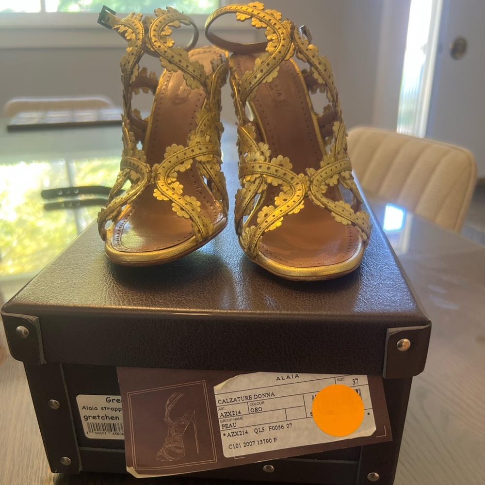 Alaia Gretchen gold strappy sandal - Picture 6 of 7